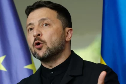 Volodímir Zelenski, presidente de Ucrania, celebra acuerdos con Dinamarca y Estados Unidos para la producción de armamento.