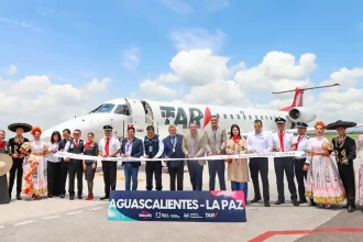 Aguascalientes y La Paz ya están conectados por vuelo directo. TAR Aerolíneas inaugura una nueva ruta aérea que operará cuatro días a la semana, con tarifas desde mil 200 pesos. Foto: JLMNoticias / Especial / Gobierno de Aguascalientes.