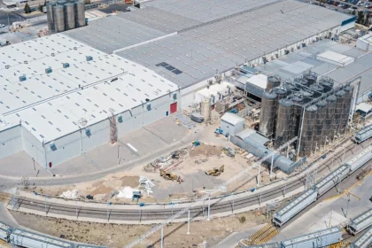 Aguascalientes alcanzó 3,252 mdd en exportaciones en el primer trimestre de 2025. El 85.8 % fue a EUA y Canadá; destacan transporte y electrónicos.