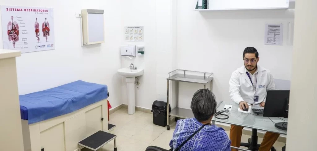 El Hospital General de Rincón de Romos brinda atención médica integral al norte de Aguascalientes, con especialidades, urgencias y modelo de parto humanizado.
