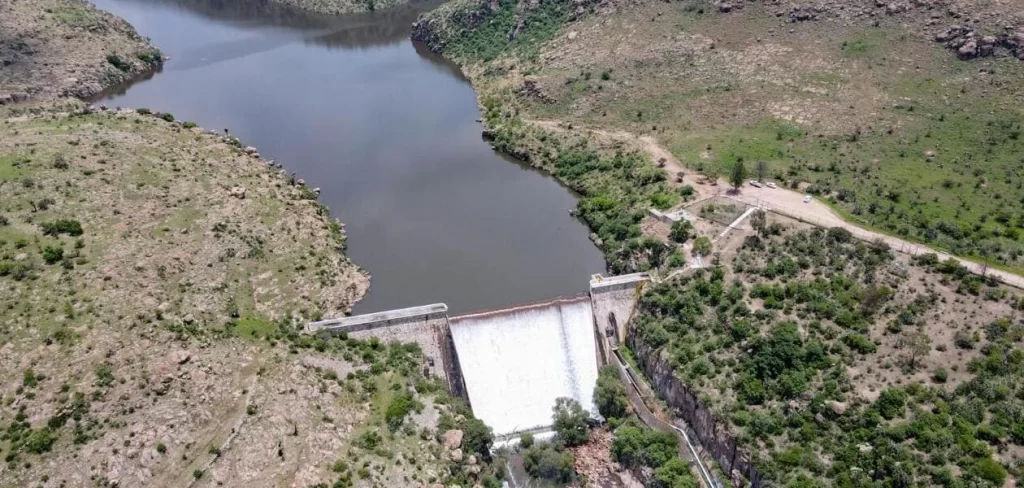Cuatro presas de Aguascalientes están al 100 % tras intensas lluvias. El desazolve y mantenimiento impulsados por el gobierno han sido clave para captar agua.