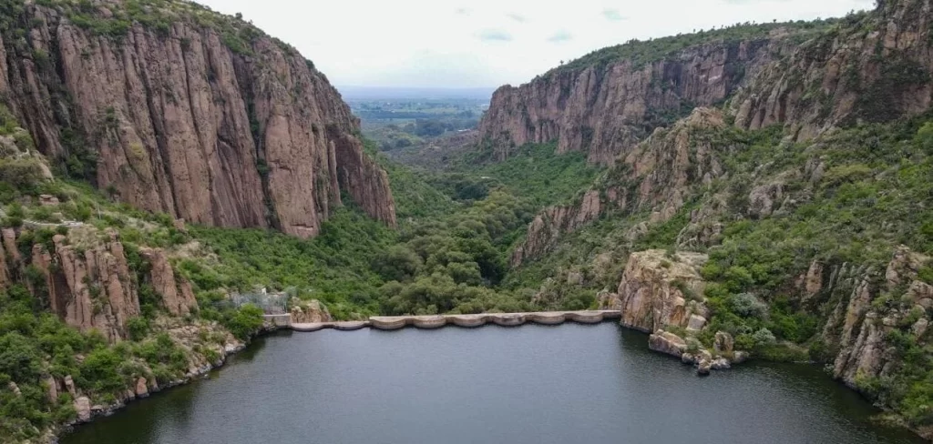 Presas de Aguascalientes alcanzan niveles históricos tras las lluvias de junio. La estrategia de mantenimiento permitió captar más agua para el campo.