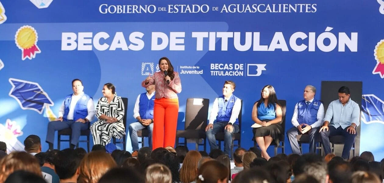 Tere Jiménez entrega 2 mil becas de titulación a jóvenes universitarios en Aguascalientes y reafirma su compromiso con la educación y el desarrollo profesional.