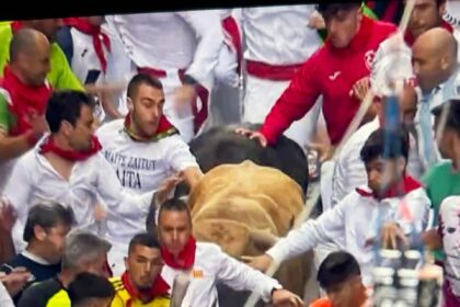 Impresionante momento del final de la carrera en que en donde no había espacio, toros bravos y corredores se mezclaron a ver cuál encontraba un hueco para seguir el trayecto.