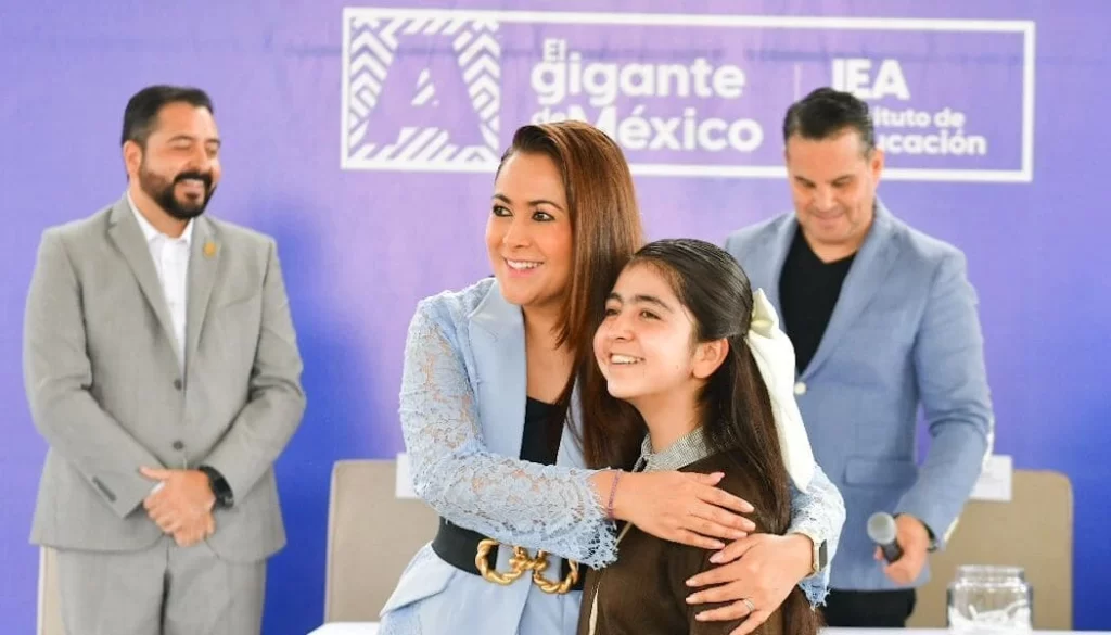 Tere Jiménez entrega obras en secundaria de Rincón de Romos; más de 500 alumnos se benefician con nuevas aulas, sanitarios y mejoras escolares.
