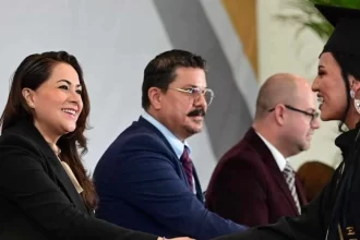 La gobernadora Tere Jiménez reconoció a 133 egresados de la Escuela Normal de Rincón de Romos y clausuró el ciclo escolar 2024-2025.