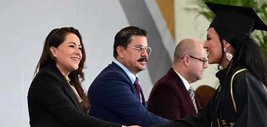 La gobernadora Tere Jiménez reconoció a 133 egresados de la Escuela Normal de Rincón de Romos y clausuró el ciclo escolar 2024-2025.