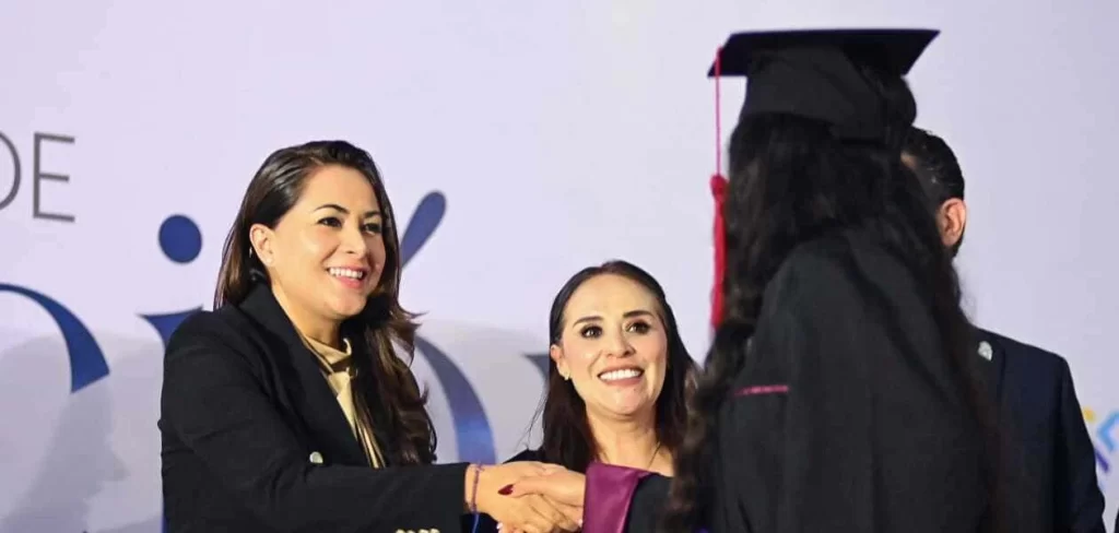 Tere Jiménez felicitó a más de 450 egresados del Cecytea e hizo un llamado a seguir estudiando para construir un mejor futuro en Aguascalientes.