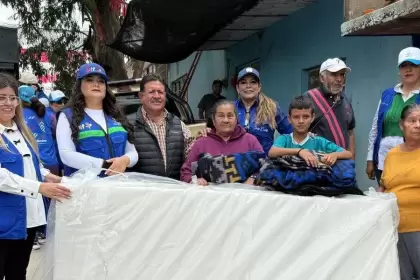 El Gobierno del Estado atiende a familias afectadas por el desbordamiento del arroyo Piedras Negras en Asientos con limpieza, refugio y apoyos sociales.