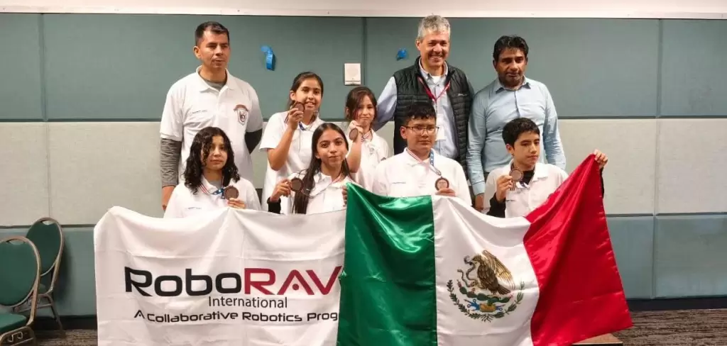 Estudiantes de Aguascalientes ganan tercer lugar en RoboRAVE 2025 en Silicon Valley, destacando con robots diseñados y programados por ellos mismos.