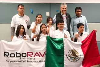 Estudiantes de Aguascalientes ganan tercer lugar en RoboRAVE 2025 en Silicon Valley, destacando con robots diseñados y programados por ellos mismos.