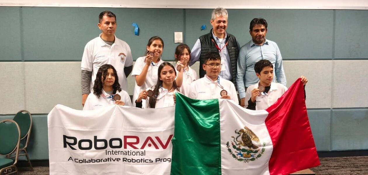 Estudiantes de Aguascalientes ganan tercer lugar en RoboRAVE 2025 en Silicon Valley, destacando con robots diseñados y programados por ellos mismos.