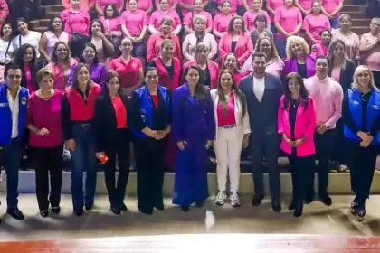 Tere Jiménez impulsa el programa Tarjeta Rosa en Aguascalientes para empoderar a mujeres como líderes comunitarias y agentes de cambio social.