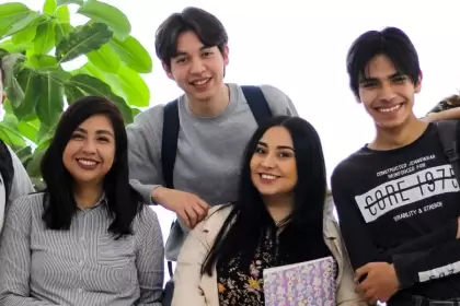 Sedeso lanza el programa Impulso Educativo en Aguascalientes con apoyo de 3 mil pesos mensuales para jóvenes en servicio social o prácticas profesionales.