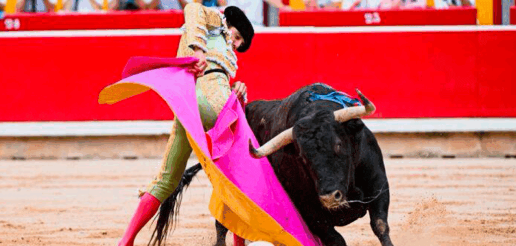 Bien estuvo con el capote en su primero Andrés Roca Rey.
