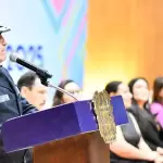 Tere Jiménez reconoce a Antonio Martínez Romo por 40 años de servicio y entrega premios de antigüedad a más de 460 servidores públicos de Aguascalientes.