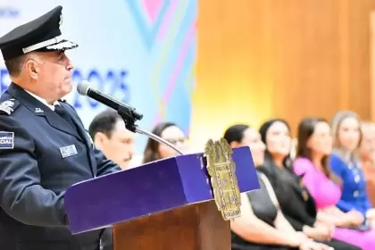 Tere Jiménez reconoce a Antonio Martínez Romo por 40 años de servicio y entrega premios de antigüedad a más de 460 servidores públicos de Aguascalientes.