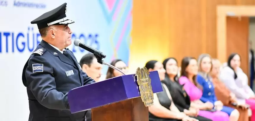 Tere Jiménez reconoce a Antonio Martínez Romo por 40 años de servicio y entrega premios de antigüedad a más de 460 servidores públicos de Aguascalientes.