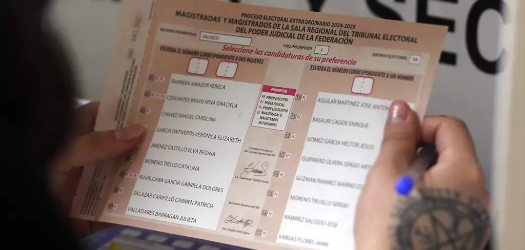 Acordeones repartidos para la eleccion judicial. Foto de Archivo EFE Francisco Guasco