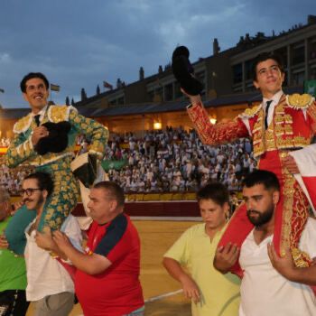 Alejandro Talavante izq. y Marco Perez consiguieron una tarde triunfal en Huesca