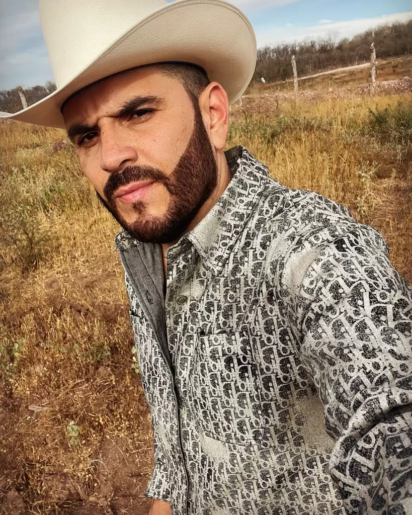 Alfredo Rios El Komander es otro cantante de narcocorridos que se suma a la lista de homenajeadores de Ismael El Mayo Zambada