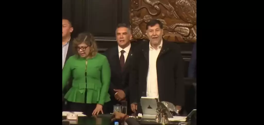 Alito Moreno y Fernandez Norona interpretando el Himno Nacional Mexicano