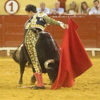 La figura peruana, Andres Roca Rey, no quiso quedarse atrás y tras una entregada faena, también desorejó a uno de sus Toros de Nuñez del Cuvillo. Foto: JLMNoticias / Mundotoro / Cortesía.
