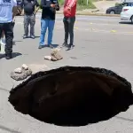 Aparece socavón en Avenida Aguascalientes a la altura del Boulevard Guadalupano, Protección Civil atendió el reporte.