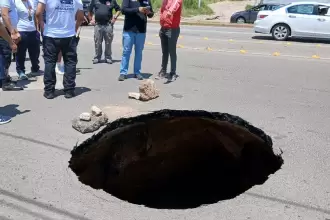 Aparece socavón en Avenida Aguascalientes a la altura del Boulevard Guadalupano, Protección Civil atendió el reporte.