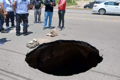 Aparece socavón en Avenida Aguascalientes a la altura del Boulevard Guadalupano, Protección Civil atendió el reporte.