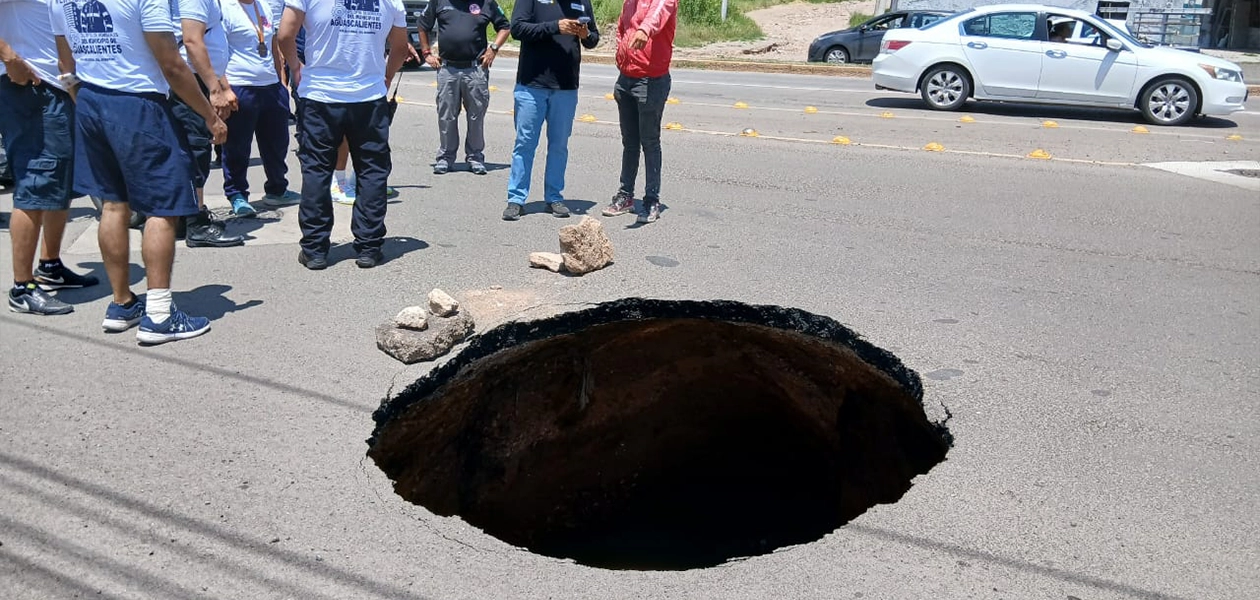 Aparece socavón en Avenida Aguascalientes a la altura del Boulevard Guadalupano, Protección Civil atendió el reporte.