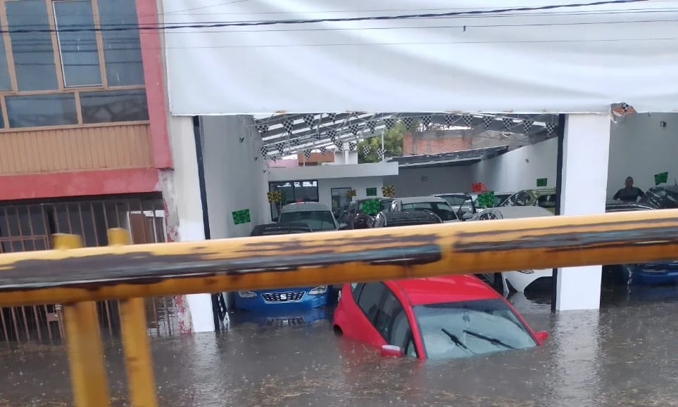 Autos varados y con serios danos dejo la tromba de este sabado