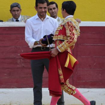 Ayer en Huesca minutos antes de haber dado la noticia de su retiro Marco Perez le brindo un toro. Hoy en ese mismo ruedo Joselito Adame se retira