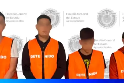 Los cuatro detenidos por el asesinato del empresario queretano en Bosques, ligado a call centers fraudulentos. Foto: JLMNoticias / FGE Aguascalientes.