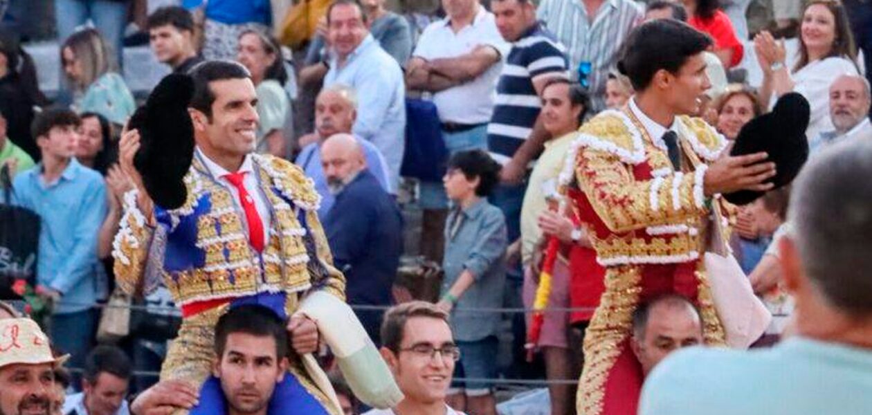 De Justo (izq.) salió así hoy de Guijuelo; mañana te haré en Bilbao, y el jueves en Málaga.