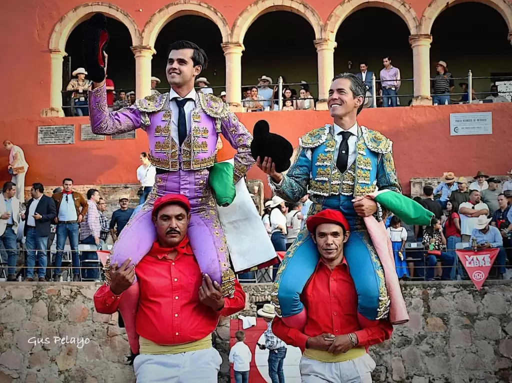 Diego Sanchez der. y Diego Silveti consiguio una triunfal tarde en la plaza de canadas de Obregon saliendo en hombros tras haber cortado tres y dos orejas respectivamente