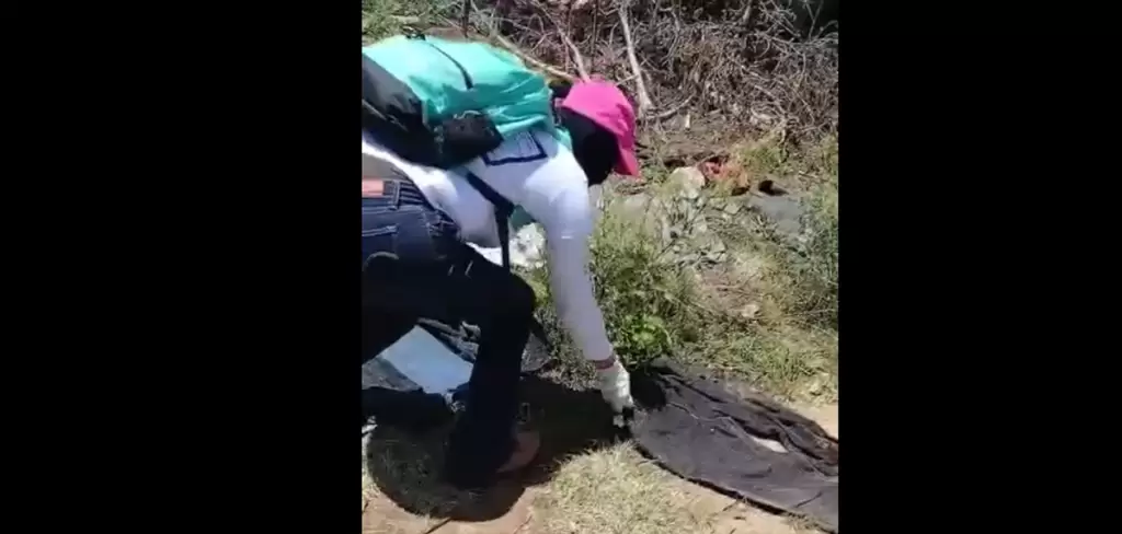 Diversos articulos personales en su mayoria prendas de vestir y calzado fueron encontrados por Colectivos de Busqueda de personas en narcocampamento