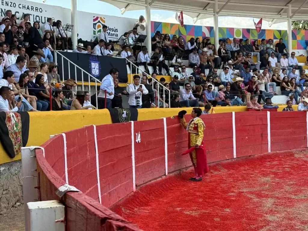 El alcalde de Jesus Maria Cesar Medina recibio el brindis que le hizo Daniell Prieto en agradecimiento al apoyo que le dio a los Toros en su feria