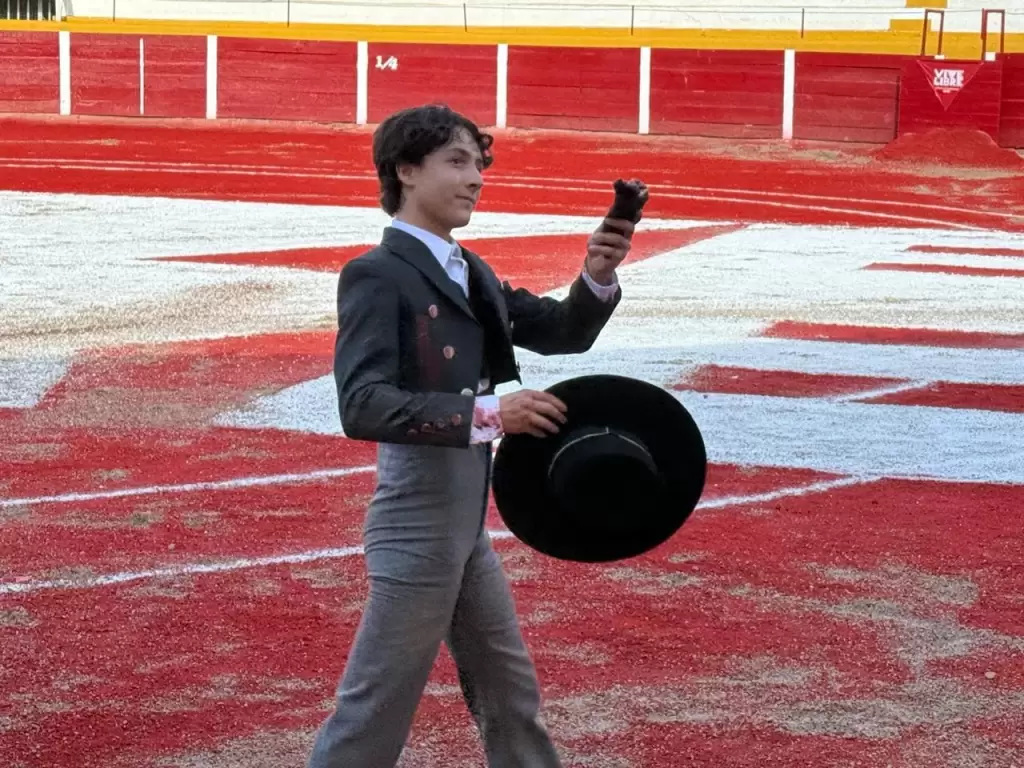 El alumno de la Academia Taurina Municipal de Aguascalientes feliz paseo el trofeo que consiguio en el que abrio el festejo