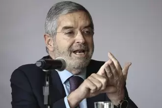 El canciller de México, Juan Ramón de la Fuente, prevé que suspensión de visas a camioneros, no afectará al país. Foto Agencia EFE