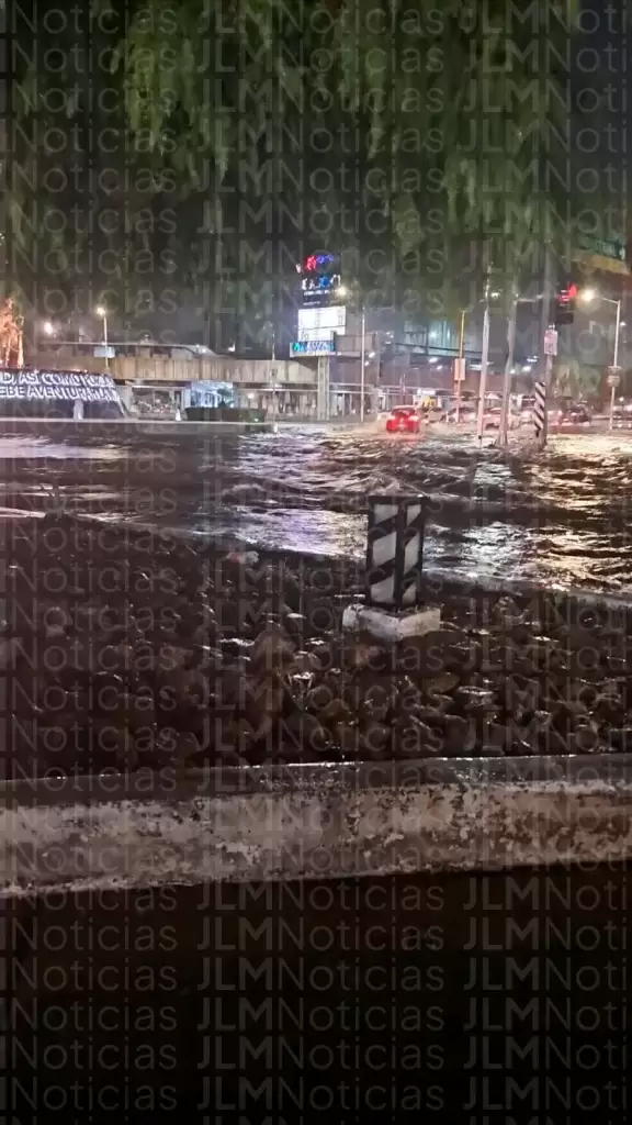 El cruce de Avenida Lopez Mateos y Heroe de Nacozari justo en la Glorieta del Quijote quedo totalmente inundada tras la intensa tormenta
