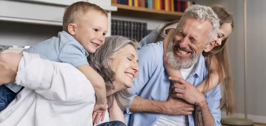 El dia del abuelo es el motivo ideal para compartir en familia. Foto de Stock
