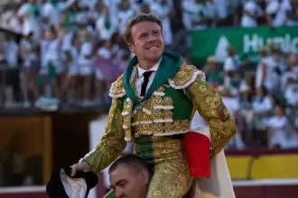 El diestro francés Clemente logró abrir la Puerta Grande hoy en la feria de Huesca, donde toreó la primera de tres que tiene en la semana. Fue una emocionante faena.