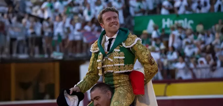 El diestro francés Clemente logró abrir la Puerta Grande hoy en la feria de Huesca, donde toreó la primera de tres que tiene en la semana. Fue una emocionante faena.