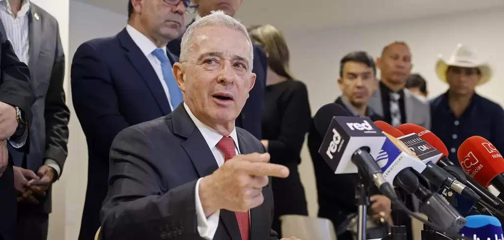 El expresidente de Colombia, Álvaro Uribe, fue liberado por orden del Tribunal de Bogotá, mientras se resuelve la apelación por el caso de sobornos. Foto A