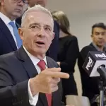 El expresidente de Colombia, Álvaro Uribe, fue liberado por orden del Tribunal de Bogotá, mientras se resuelve la apelación por el caso de sobornos. Foto A