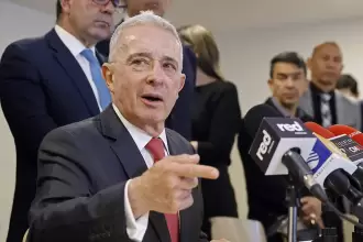 El expresidente de Colombia, Álvaro Uribe, fue liberado por orden del Tribunal de Bogotá, mientras se resuelve la apelación por el caso de sobornos. Foto A