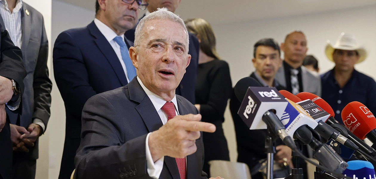El expresidente de Colombia, Álvaro Uribe, fue liberado por orden del Tribunal de Bogotá, mientras se resuelve la apelación por el caso de sobornos. Foto A