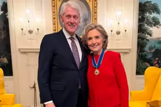 El expresidente de EU, Bill Clinton y su esposa Hillary, fueron citados a comparecer en el Congreso por el caso Jeffrey Epstein. Foto de Facebook Bill-Clinton.