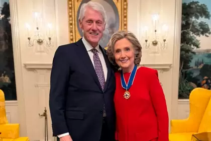 El expresidente de EU, Bill Clinton y su esposa Hillary, fueron citados a comparecer en el Congreso por el caso Jeffrey Epstein. Foto de Facebook Bill-Clinton.